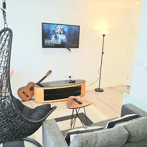 Great - Netflix, Wifi, Digital Tv Sheffield